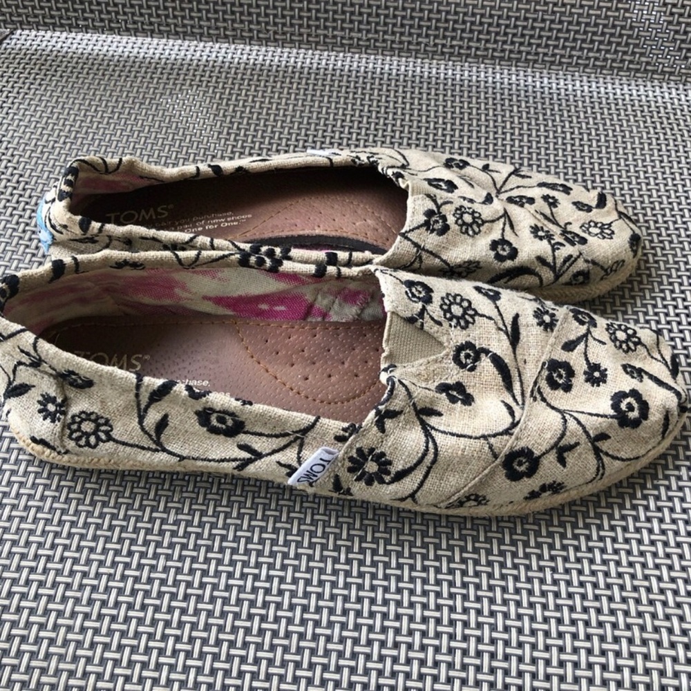 Toms Beige & Black Floral Slip Ons. Size 7.